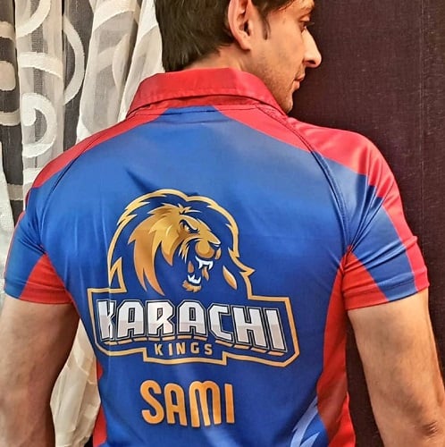 Sami Khan wearing a jersey of Karachi Kings