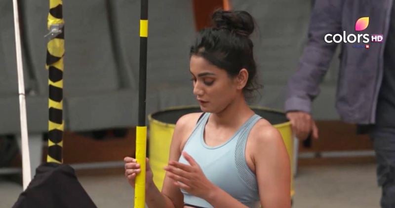 Sana Makbul while performing a stunt in the show Fear Factor: Khatron Ke Khiladi 11