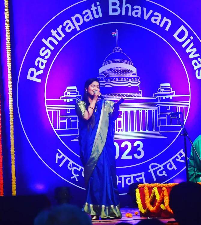Sanjana singing during the Rashtrapati Bhavan Diwas