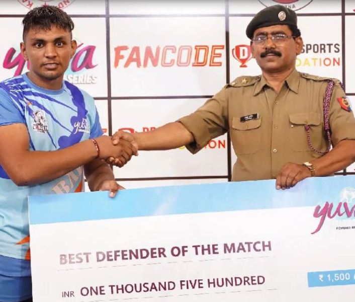 Sanjay Dhull (left) receiving his certificate at the Yuva Kabaddi Series Monsoon Edition 2023