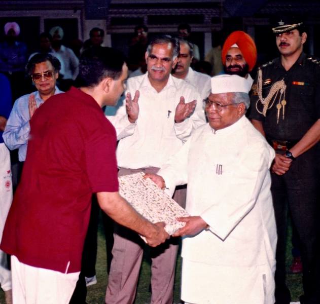Sanjay Popli receiving an award for Best Bowler in 2017 for a cricket match between Punjab Governor’s IAS Eleven and Haryana Governor’s IAS Eleven