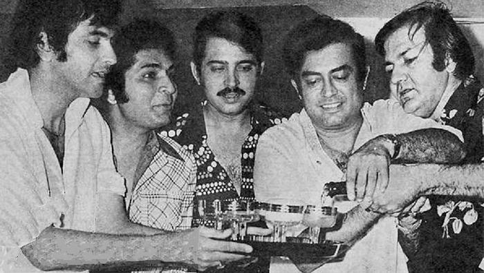 Sanjeev Kumar with Prem Chopra, Rakesh Roshan, Asrani &amp; Jeetendra