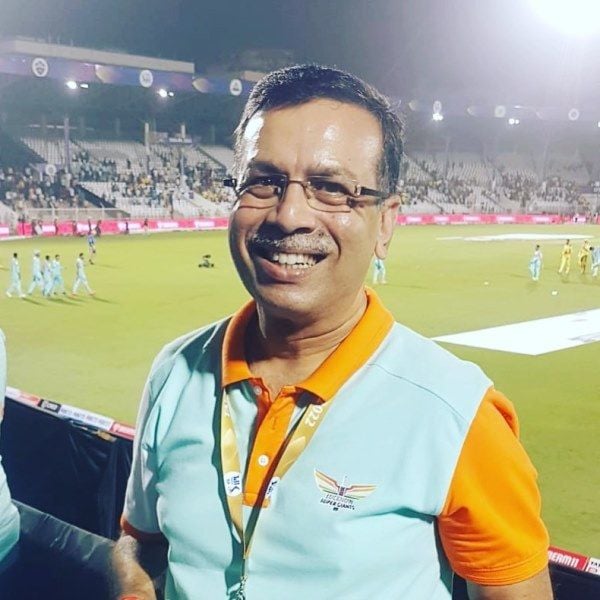 Sanjiv Goenka in the jersey of Luchnow Super Giants