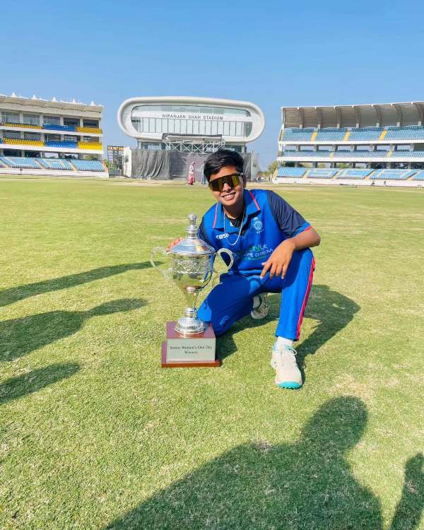 Sanskriti Gupta posing with the trophy