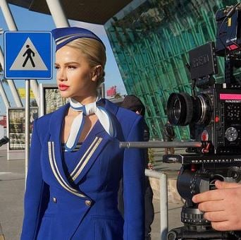 Sara Kolami during the shoot of the film Dashuri dhe Turbulenca