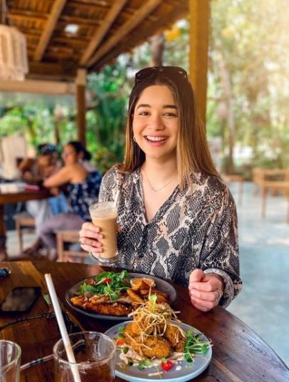 Sara Tendulkar enjoying her food
