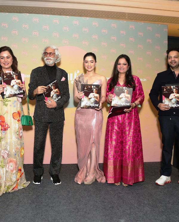 Sara holding the Manifest magazine on whose cover she appeared