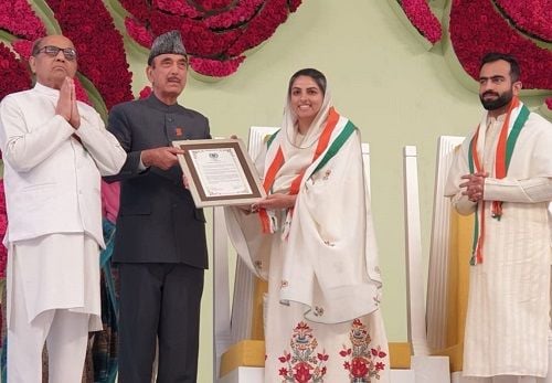 Satguru Mata Sudiksha Ji Maharaj being honoured