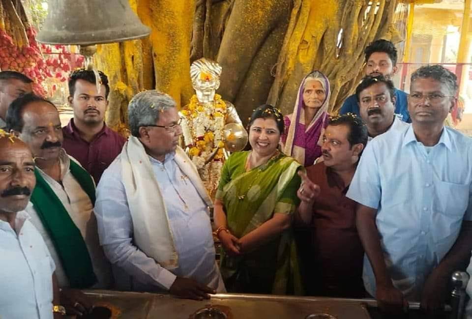 Satish Jarkiholi (extreme right) with Siddaramiah