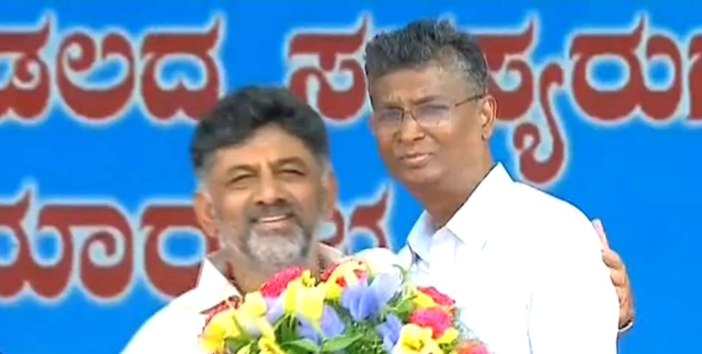 Satish Jarkiholi (right) with D. K. Shivakumar