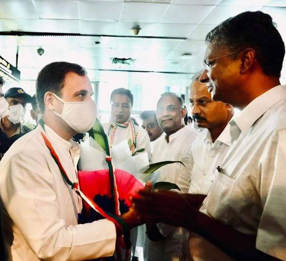 Satish Jarkiholi with Rahul Gandhi (left)