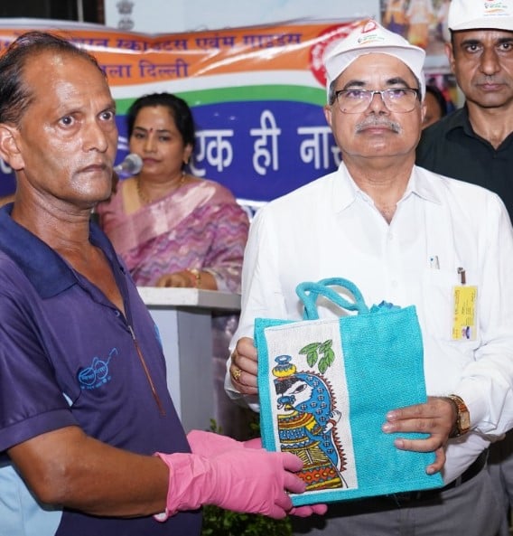 Satish Kumar while felicitating a Safai Mitra