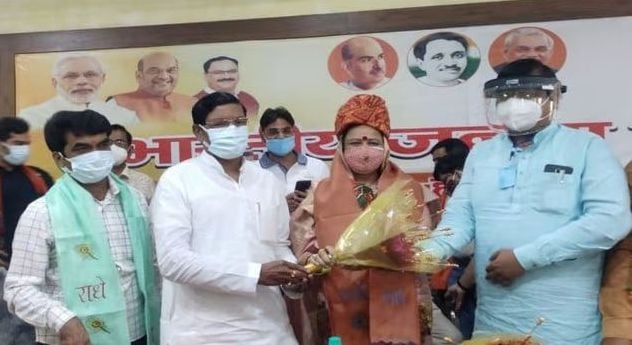 Seema Upadhyay while joining BJP