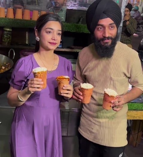 Sehaj Arora and Gurpreet Kaur posing with their Kulhad Pizzas