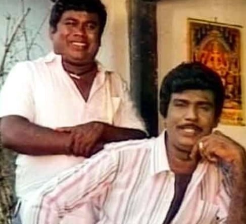 Senthil posing with comedian Goundamani
