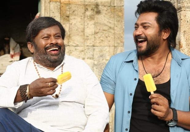 Senthil posing with his son in the film Tadai Vodi