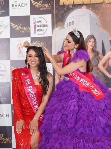 Shafina Shah being crowned as Miss Pakistan World