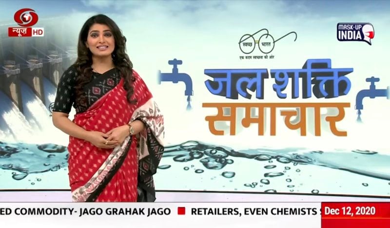 Shahla Nigar hosting the show Jal Shakti Samachar