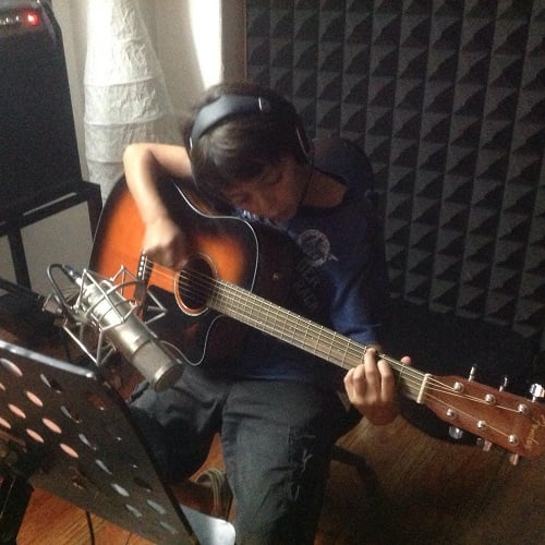 Shai Fruchter playing guitar