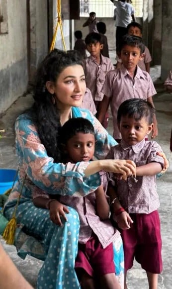 Shalini Passi posing with some underprivileged children in Delhi