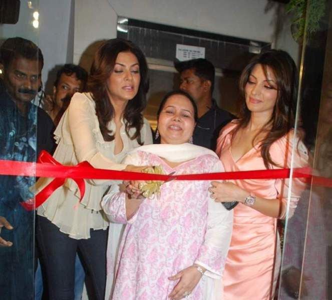 Shama Sikander with her mother and Sushmita Sen during the inaugration of her store Saisha