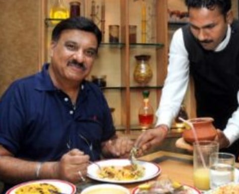 Shammi Narang while enjoying food