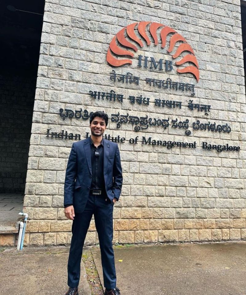 Sharan Hegde posing infront of IIMB