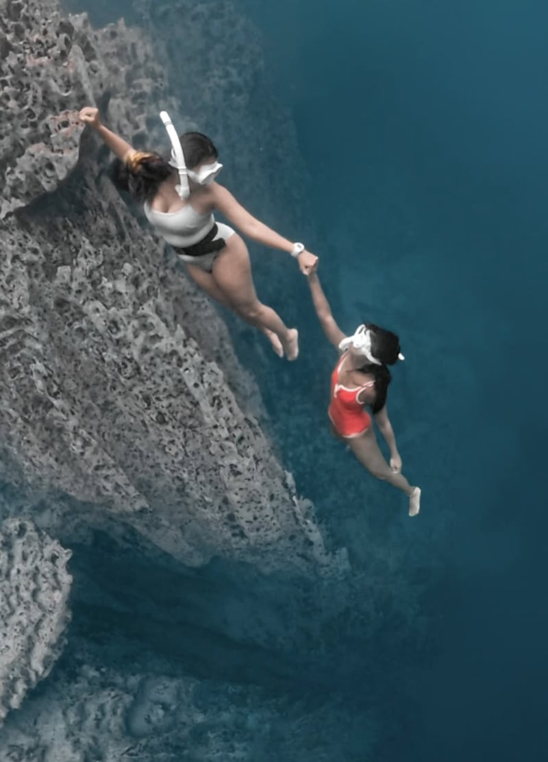 Sharanya Iyer giving scuba diving session to a diver
