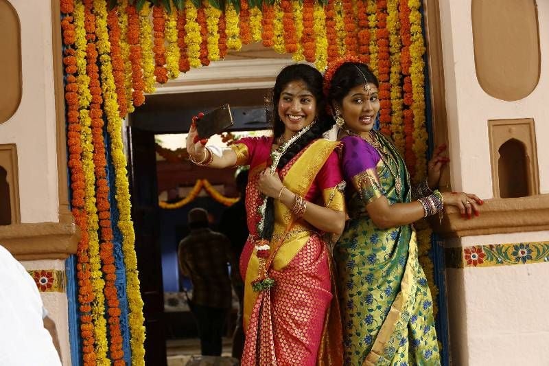 Sharanya Pradeep with Sai Pallavi on the set of the film 