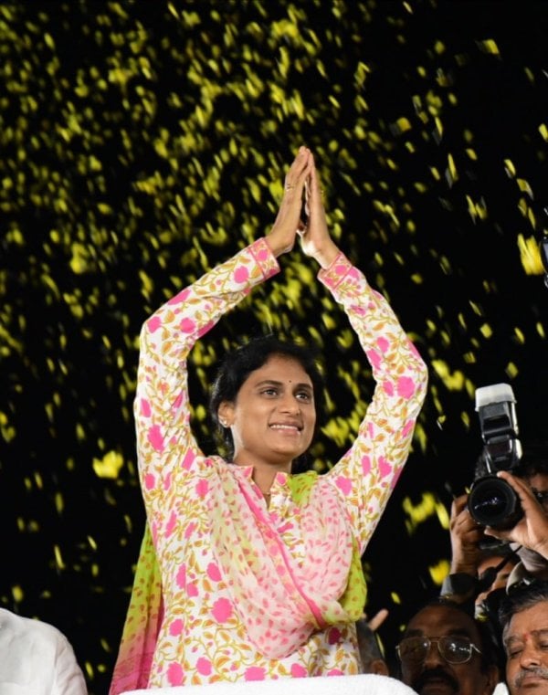 Sharmila greeting people during the Praja Theerpu bus yatra