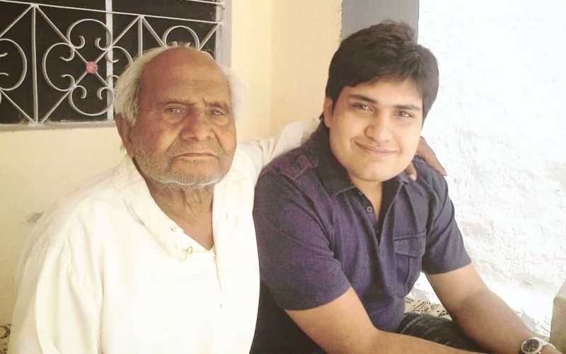 Shashwat Sachdev with his Guru Ustad Ramzan Khan