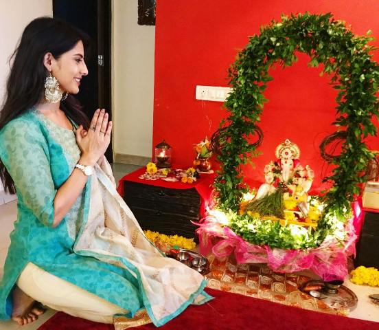 Sheetal Thakur praying to Lord Ganesha