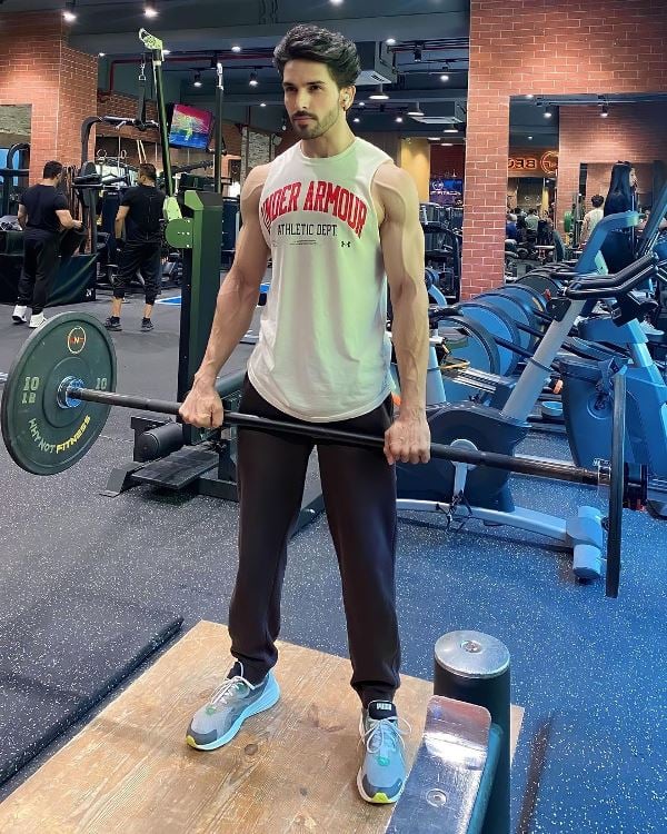 Shehzada Dhami exercising in the gym