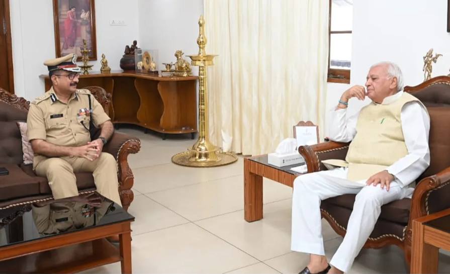 Sheikh Darvesh Saheb with Arif Mohammad Khan, the governor of Kerala (right)