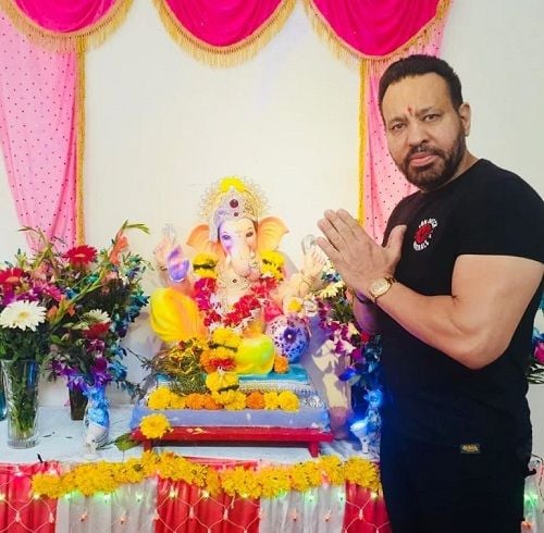 Shera with an idol of lord Ganesha