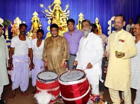 Shibu Soren playing nagada during an event