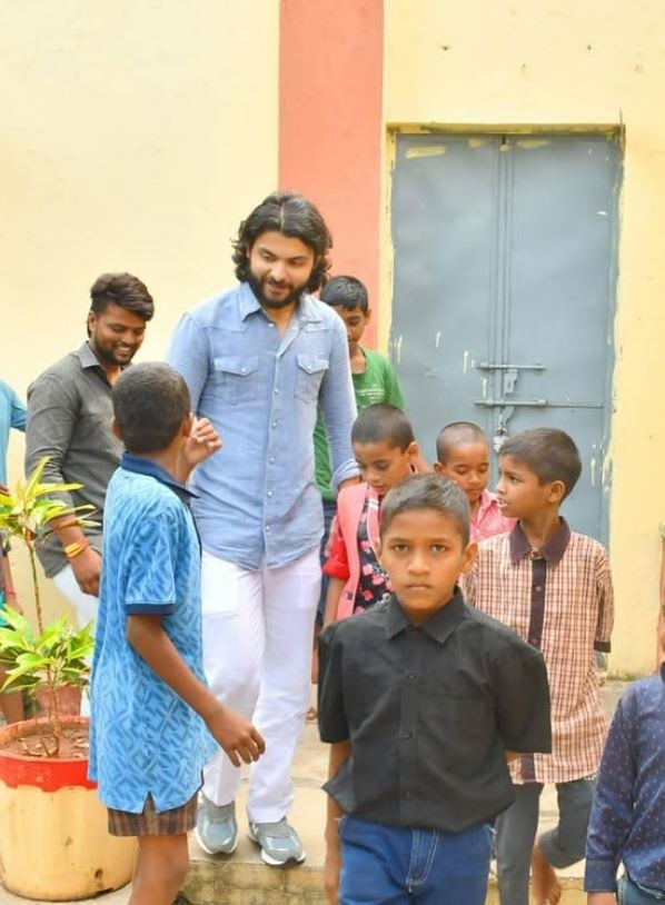 Shikhar Pahariya with underprivileged kids