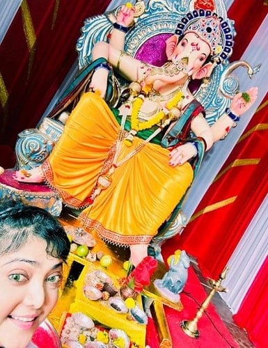 Shilpa Anand with an idol of lord Ganesha