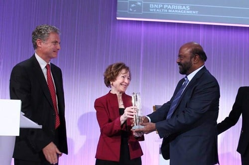Shiv Nadar receiving the BNP Paribas Grand Prize for Individual Philanthropy