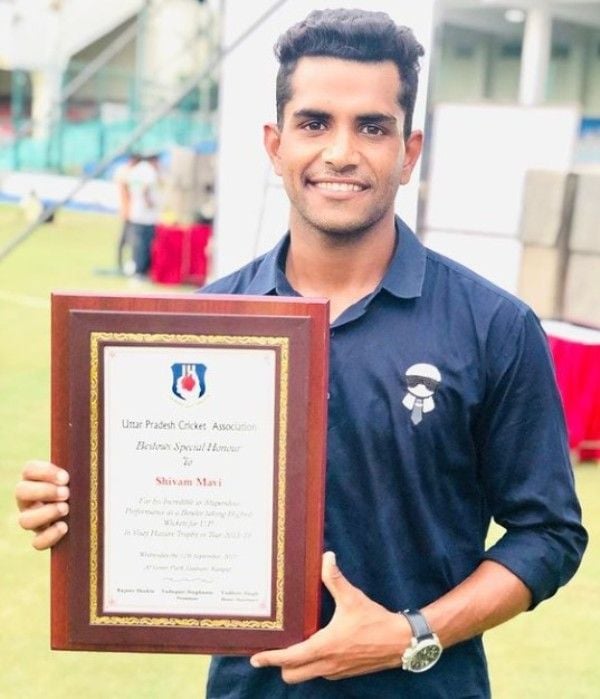 Shivam Mavi was given a memento of appreciation for taking maximum wickets in 2018-19 Vijay Hazare Trophy