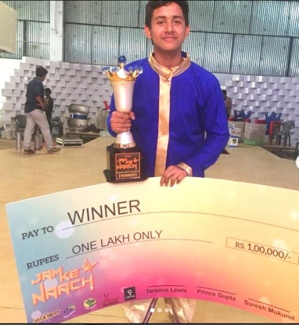 Shivanshu Soni with his trophy and cash prize after getting a place in the Top 3 contestants