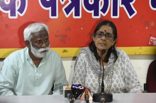 Shoma Sen (right) during a press conference related to her husband