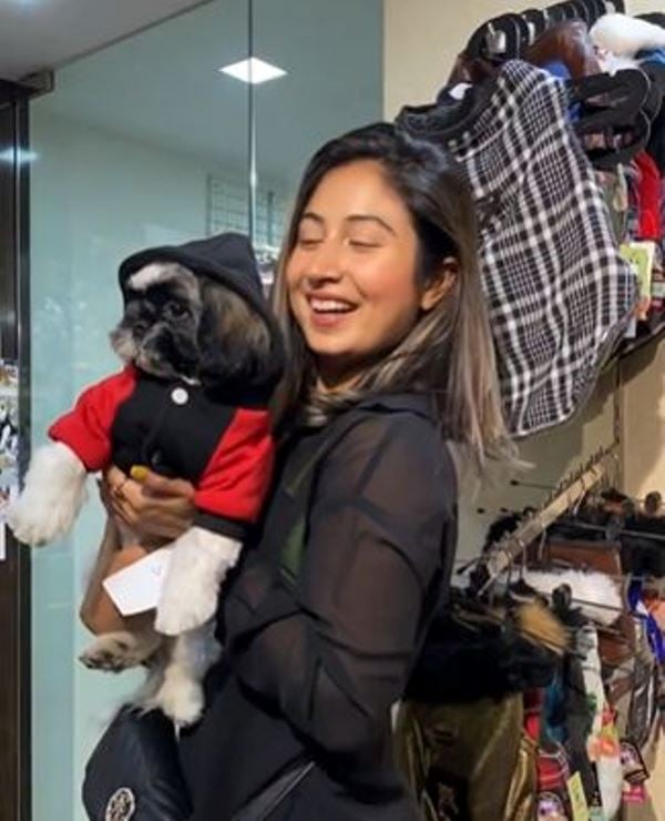 Shreya Kalra posing with her pet dog