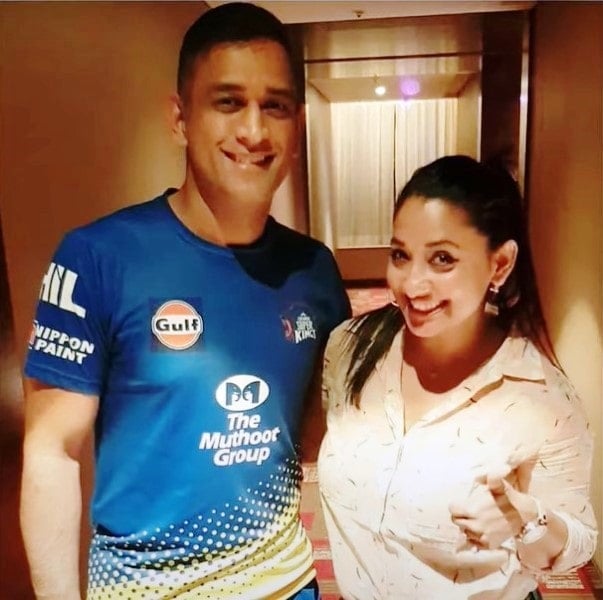 Shruti Ulfat posing for a photo with Mahendra Singh Dhoni