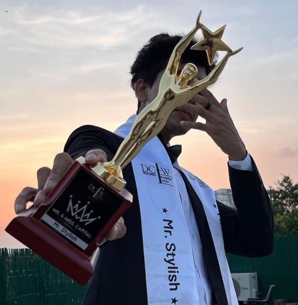 Shubham Chaudhary with Mr Stylish award