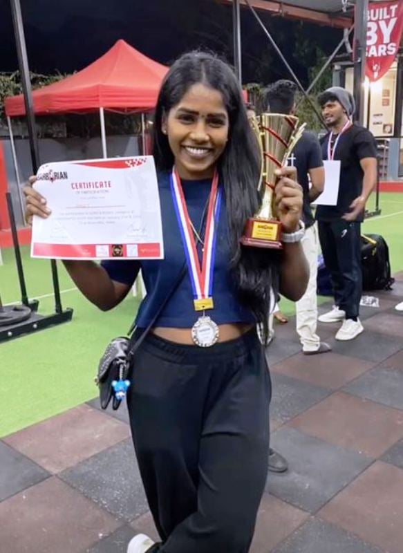 Shuly Nadar posing with her trophy and certificate at Barberian