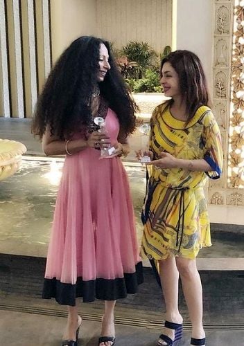 Shweta Shetty holding her Women