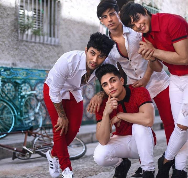 Sian Chiong with his band members