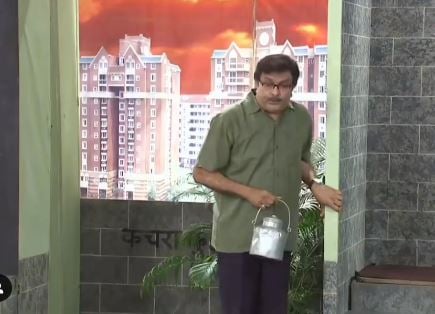 Siddharth Randeria performing Gujjubhai Banya Dabang on stage