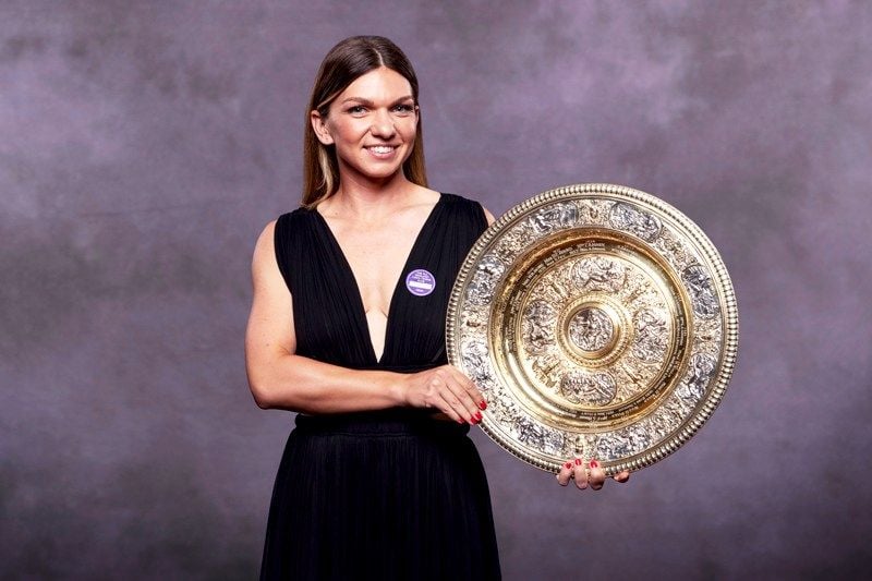 Simona Halep With Her Wimbledon Venus Rosewater Dish Trophy